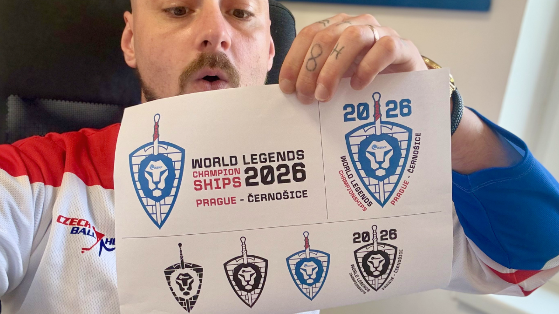 Filip Červinka prezentuje návrhy loga pro MS Hokejbal Legends 45+