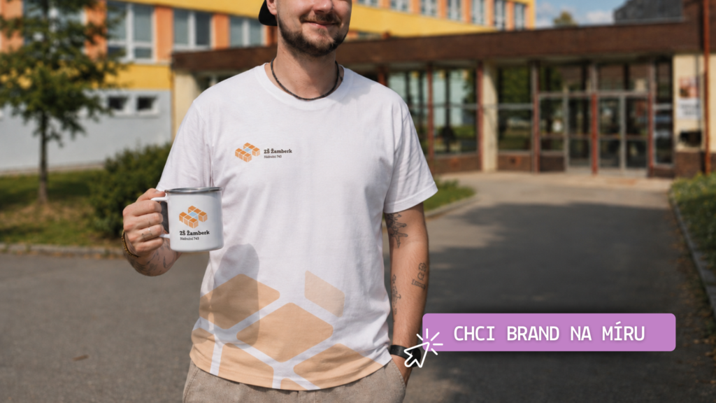 Aplikace loga ZŠ Žamberk na školním oblečení a hrncích.