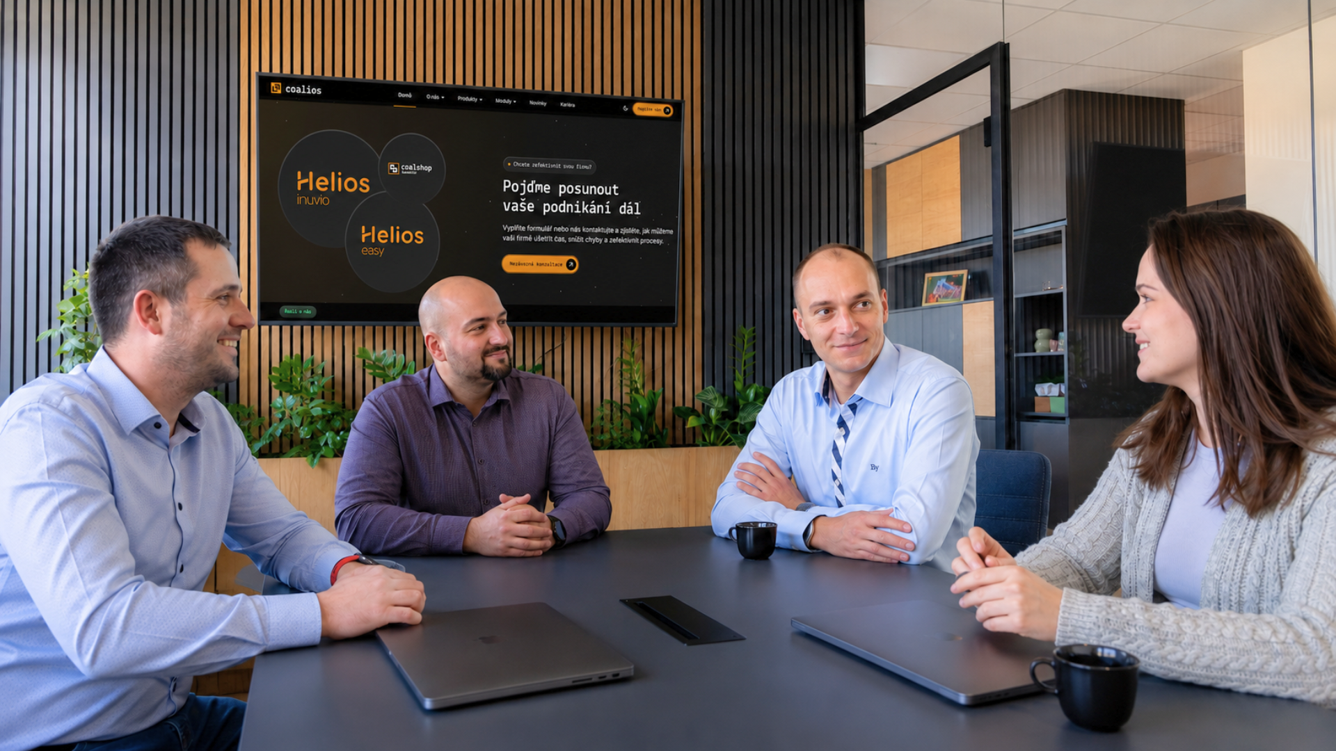 Nový firemní web coalios zobrazený na mobilním telefonu – případová studie coalmarketing.